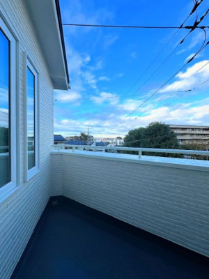 【バルコニー】 | ◆横浜市緑区十日市場町新築C号棟◆ | ◆気持ちのいい空が見渡せる広いバルコニー。爽やかな風を感じて、心躍る素敵な暮らしがはじまります。通風・採光にも優れ、心地よい光と風があふれています♪