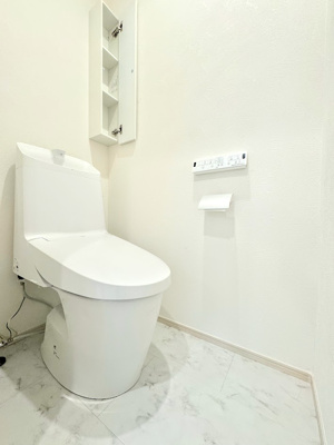 【トイレ】 | ◆横浜市緑区十日市場町新築C号棟◆ | ◆清潔感のある白を基調とした落ち着ける空間。小窓をもうけていますので、こもりやすい空気の入れ替えも簡単に行えますね！