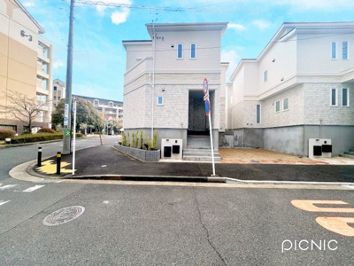 【外観】 | ◆横浜市緑区十日市場町新築C号棟◆ | ◆堂々たる趣ながら、主張し過ぎずどこか余裕を感じさせるシャープなフォルムで佇む邸宅は、晴天の空と照らし合わせる事で、本来あるべき完成形の姿を見せてくれます。