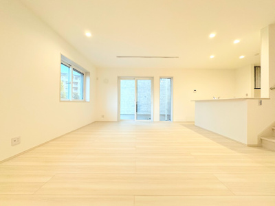 【居間・リビング】 | ◆横浜市緑区十日市場町新築C号棟◆ | ◆一家だんらんのスペースとなるＬＤＫ。窓から明るい光が差し込み、思わず家族の会話も弾む快適な空間。