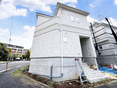 【外観】 | ◆横浜市緑区十日市場町新築C号棟◆ | ◆一戸建てを中心とした街並みが整然と続き、周辺は高い建物が建っていないので、緑の多い閑静な趣を感じる環境です。街並みや周辺環境も重要なポイントです！！