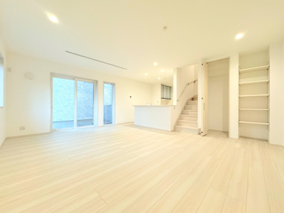 【居間・リビング】 | ◆横浜市緑区十日市場町新築C号棟◆ | ◆リビングは一日中太陽の光が射し込みます。家族が集まる空間は、自然と笑顔が溢れます！