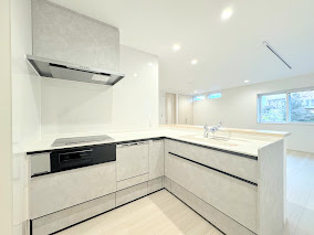 【キッチン】 | ◆横浜市緑区十日市場町新築C号棟◆ | ◆動きに無駄がなくなるL字型を採用。リビングの様子を見ながら効率よく料理もできる賢いキッチンです。食洗機や浄水器などあると嬉しい設備も完備しています。