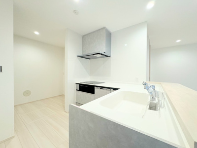 【キッチン】 | ◆横浜市緑区十日市場町新築C号棟◆ | ◆キッチンからダイニングやリビングが見渡せるキッチン。料理をしながら家族とコミュニケーションをとれるだけでなく、大きな開放感も得られることができます。