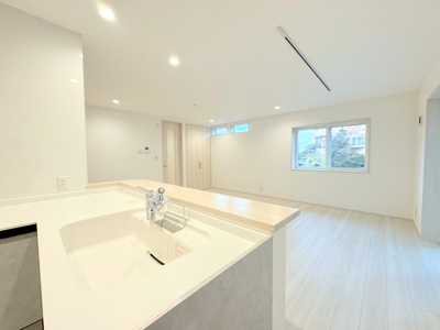 【キッチン】 | ◆横浜市緑区十日市場町新築C号棟◆ | ◆デザイン性と機能性を兼ね備えたキッチンです。リビングスペースとの一体感が生まれ、広々空間を演出してくれます。