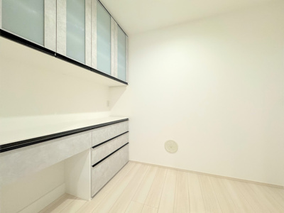 【キッチン】 | ◆横浜市緑区十日市場町新築C号棟◆ | ◆ご家族みんなで調理ができる位のスペースを実現したキッチン空間となっております。みんなで作った料理を召し上がりながらの会話は、どのような物になるのでしょうか。