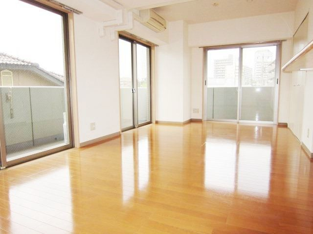 川口市飯塚１丁目の賃貸マンションの居間・リビング|別号室の参考写真です。