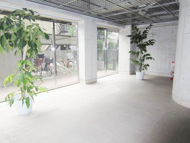 川口市飯塚１丁目の賃貸マンションのロビー