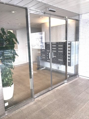 麹町ロイヤルマンションのエントランス