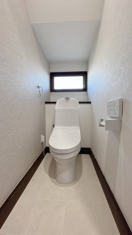 【トイレ】 | 筑紫野市美しが丘南4丁目　戸建 | トイレはただトイレではなく、人によっては読書の場所であったり、一人になれる空間かもしれません。だから快適さと落ち着く雰囲気も必要です！もちろん、トイレの基本性能は全て揃っています。