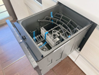 【その他】 | 筑紫野市美しが丘南4丁目　戸建 | 家事に集中しながらも家族を身近に感じれるこだわりのキッチン♪食洗機があれば、洗い物はあっという間に終わらせることができます。食後はゆっくり映画鑑賞の時間に充ててみてはいかがでしょうか♪