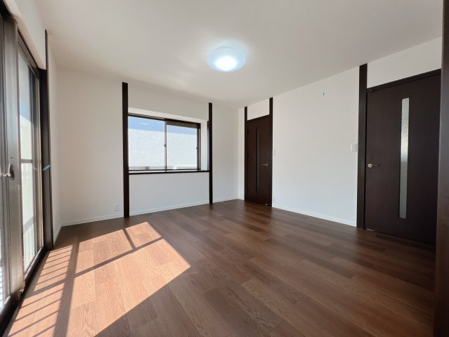 【居間・リビング】 | 筑紫野市美しが丘南4丁目　戸建 | 柔らかな光と風が入り込むこの場所を、家族の笑顔と笑い声で満たせば、そのとき初めてこの空間は完成するんです。