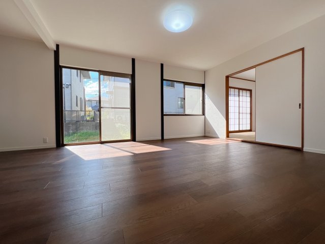 【居間・リビング】 | 筑紫野市美しが丘南4丁目　戸建 | 柔らかな光と風が入り込むこの場所を、家族の笑顔と笑い声で満たせば、そのとき初めてこの空間は完成するんです。