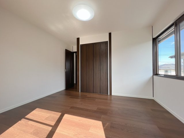 【洋室】 | 筑紫野市美しが丘南4丁目　戸建 | たとえ。小さかろうとやっぱり窓のある・なしは大きく違うもの。あるんです。窓。差し込む光はちゃんと朝を教えてくれるみたいです。