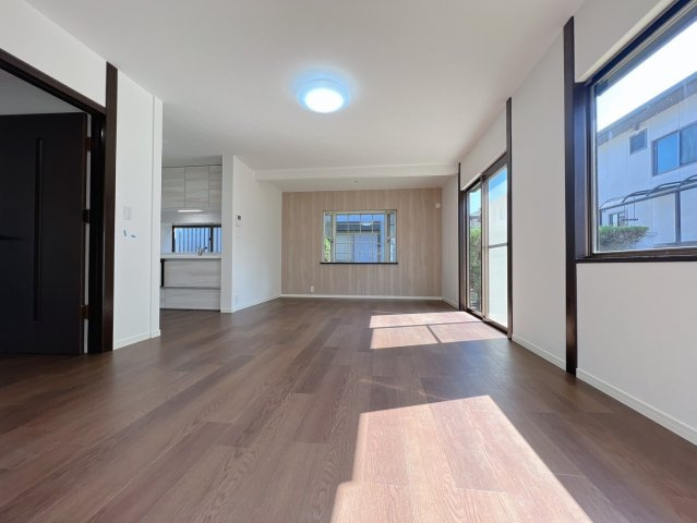 【居間・リビング】 | 筑紫野市美しが丘南4丁目　戸建 | ゆっくり過ごしたり食事をしたり、日々の暮らしに彩りを添えてくれる、そんな楽しく豊かな空間になりそうです。