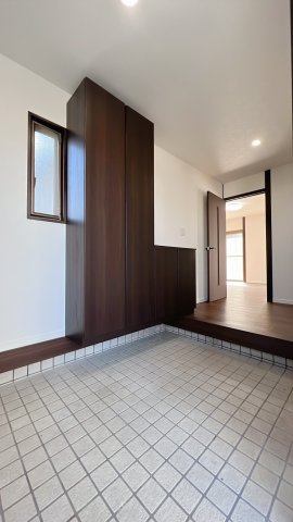 【玄関】 | 筑紫野市美しが丘南4丁目　戸建 | 高級感のある玄関がお出迎え♪