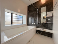 【浴室】 | 筑紫野市美しが丘南4丁目　戸建 | お風呂にも窓完備、無いより有る方が断然にいいですね！なぜなら、明るく、開放的で、何よりカビが発生しづらいです。