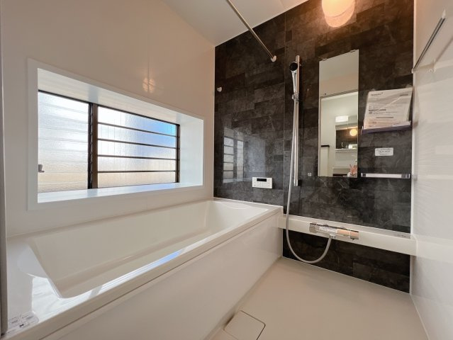 【浴室】 | 筑紫野市美しが丘南4丁目　戸建 | お風呂にも窓完備、無いより有る方が断然にいいですね！なぜなら、明るく、開放的で、何よりカビが発生しづらいです。