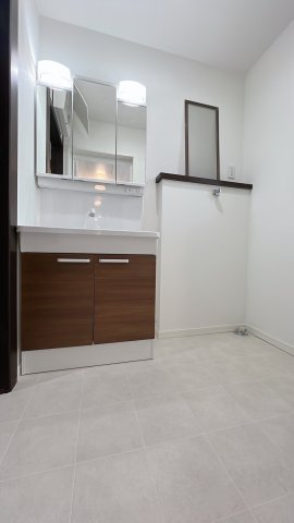 【独立洗面台】 | 筑紫野市美しが丘南4丁目　戸建 | 大きな鏡の独立洗面台。水回りすべてが清潔です。