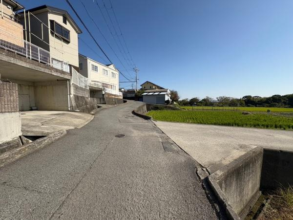 和歌山市園部　中古戸建の前面道路含む現地写真