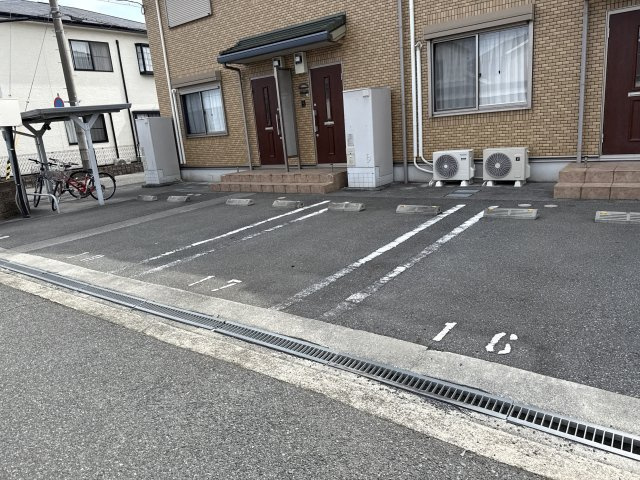 シャトレーⅡの駐車場
