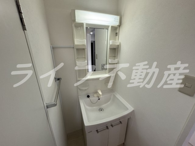 グランドメゾン浅田Ⅰの独立洗面台|朝の支度にも助かる、独立の洗髪洗面化粧台