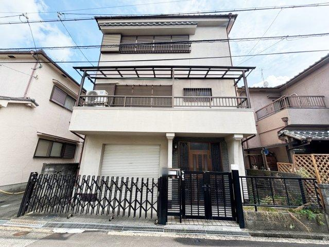 私部４丁目　中古一戸建ての外観|新しい生活にいかがでしょうか？外観はお住まいの顔になります。こだわりたいポイントですね。外壁塗装や屋根塗装のご相談も承っております。
■現地内覧・資金計画相談・住宅ローン相談もお問合せ受付中■