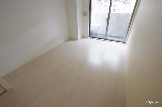 セレニテ本町ルフレ　仲介手数料無料の居間・リビング