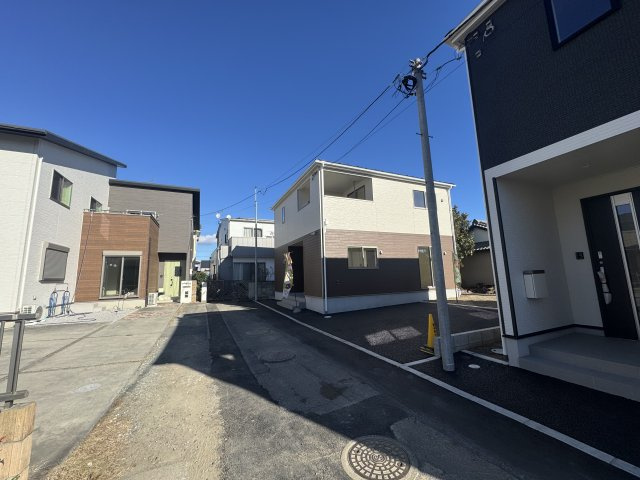 新築　高崎市貝沢町第５　クレイドルガーデン　１号棟の前面道路含む現地写真|現地写真　西側接道幅員約4ｍ