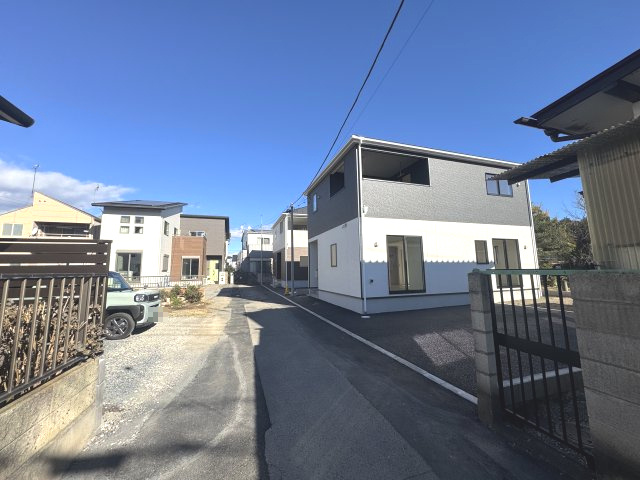 新築　高崎市貝沢町第５　クレイドルガーデン　2号棟の前面道路含む現地写真|現地写真　西側接道幅員約4ｍ
