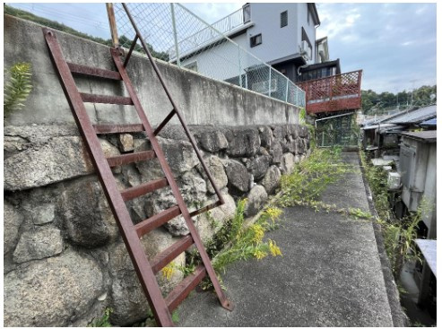 売土地　大東市北条6丁目（建築条件無し更地）の外観|西側法地