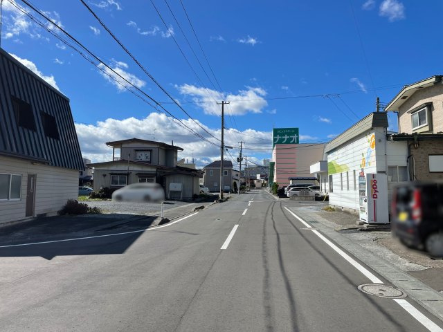 八戸市青葉1丁目の前面道路含む現地写真