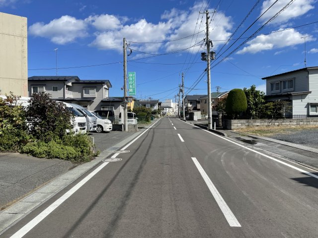 八戸市青葉1丁目の前面道路含む現地写真