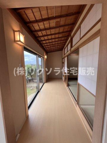 交野市私市山手４丁目　中古一戸建てのその他共用部分|縁側
■物件内覧・資金計画相談・住宅ローン相談、リフォーム相談、お問合せ受付中■
※当日・翌日のご内覧、ご相談はお電話でのお問合せがスムーズです！