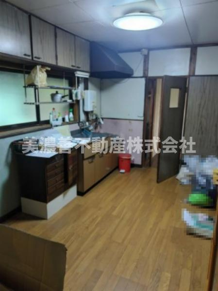 ６４０１９　岐阜市加野６丁目中古戸建てのキッチン