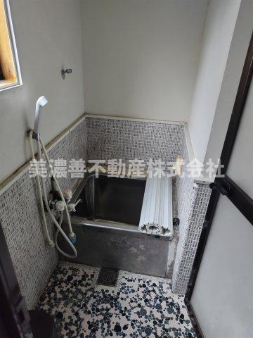 ６４０１９　岐阜市加野６丁目中古戸建ての浴室