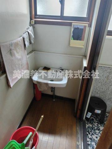６４０１９　岐阜市加野６丁目中古戸建ての独立洗面台