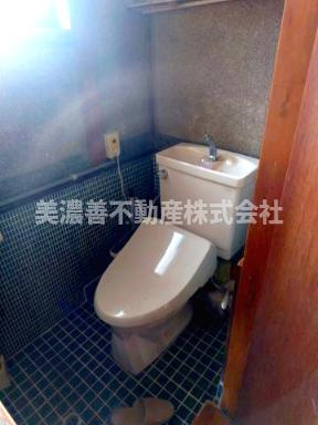 ６４０１９　岐阜市加野６丁目中古戸建てのトイレ