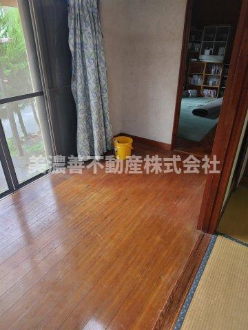 ６４０１９　岐阜市加野６丁目中古戸建ての洋室