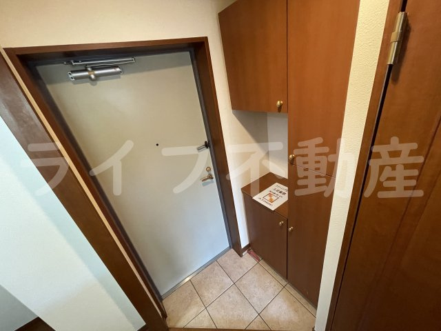 カーサエスパシオの玄関|収納もある玄関です