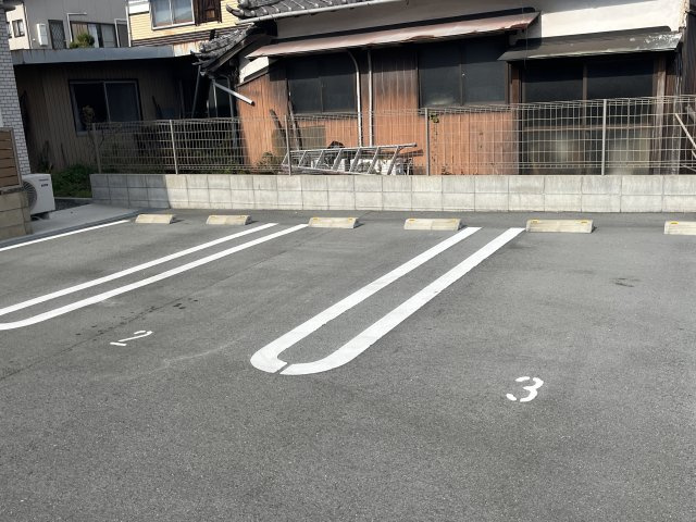 ルミナス　パティオの駐車場