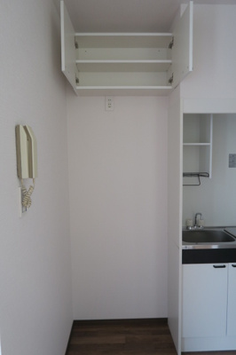 【キッチン】 | M House西新井 | 冷蔵庫置場。上段には収納があります。
西新井の賃貸物件。
「M House西新井」のことなら(株)メイワ・エステートへ