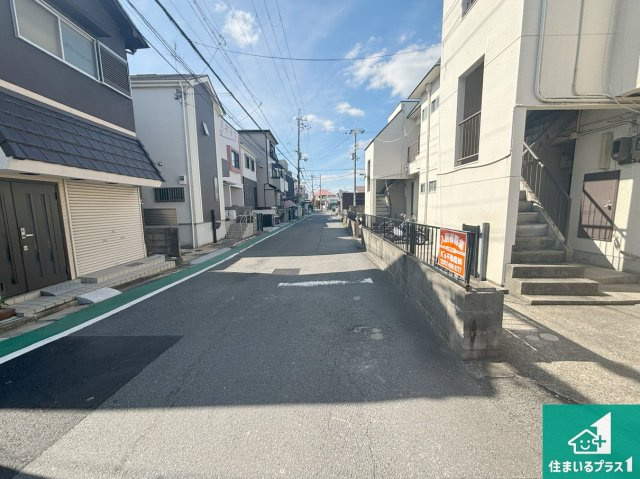 高槻市柳川町　未入居の前面道路含む現地写真|周辺は閑静な住宅街！前面道路広々で車の出し入れも便利です。駐車が苦手な方でも安心して車庫入れできます！