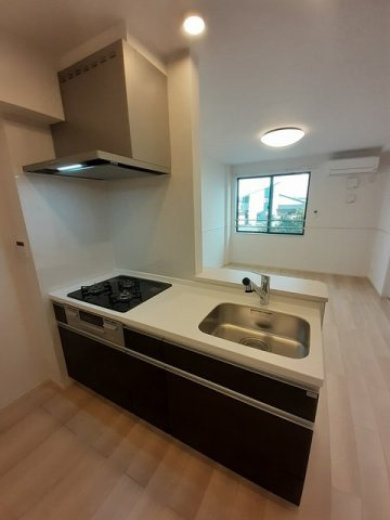 かっぱ壱番館のキッチン|3口コンロ・グリル付のシステムキッチンです♪