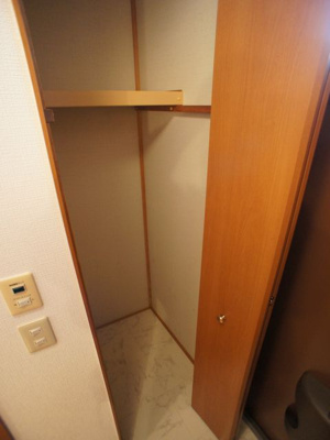【設備】 | プレミール泉 | 玄関に物置収納付きです♪