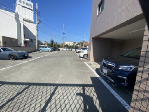 キャッスルコート東辻井の駐車場