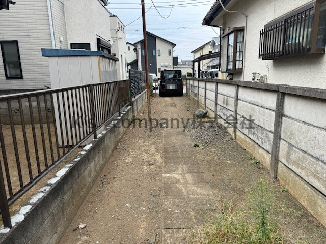 ■平塚市御殿１丁目　建築条件なし　売地の外観|専用通路で駐車スペースになります◇敷地側から前面道路への外観写真です◇車種によりますが縦列でお車４台まで駐車可能です☆