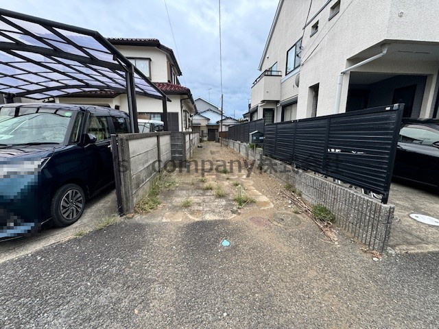 ■平塚市御殿１丁目　建築条件なし　売地の外観|専用通路の様子と隣地の境界周辺スペース☆