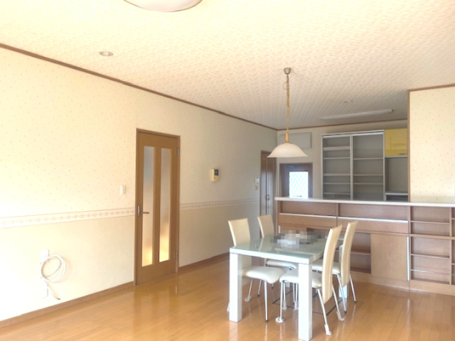 敦賀市砂流中古戸建の居間・リビング