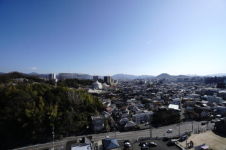 【展望】 | 【四季を感じる】
四季の移ろい・爽やかな青空や風を感じられ
自然を愉しめるパノラマビュー。
毎日の暮らしに余裕を感じさせてくれる、
遮る物の無い開放的な眺望を是非、ご堪能ください。